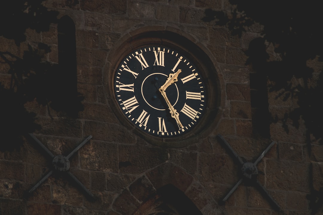 black round analog wall clock at 10 00